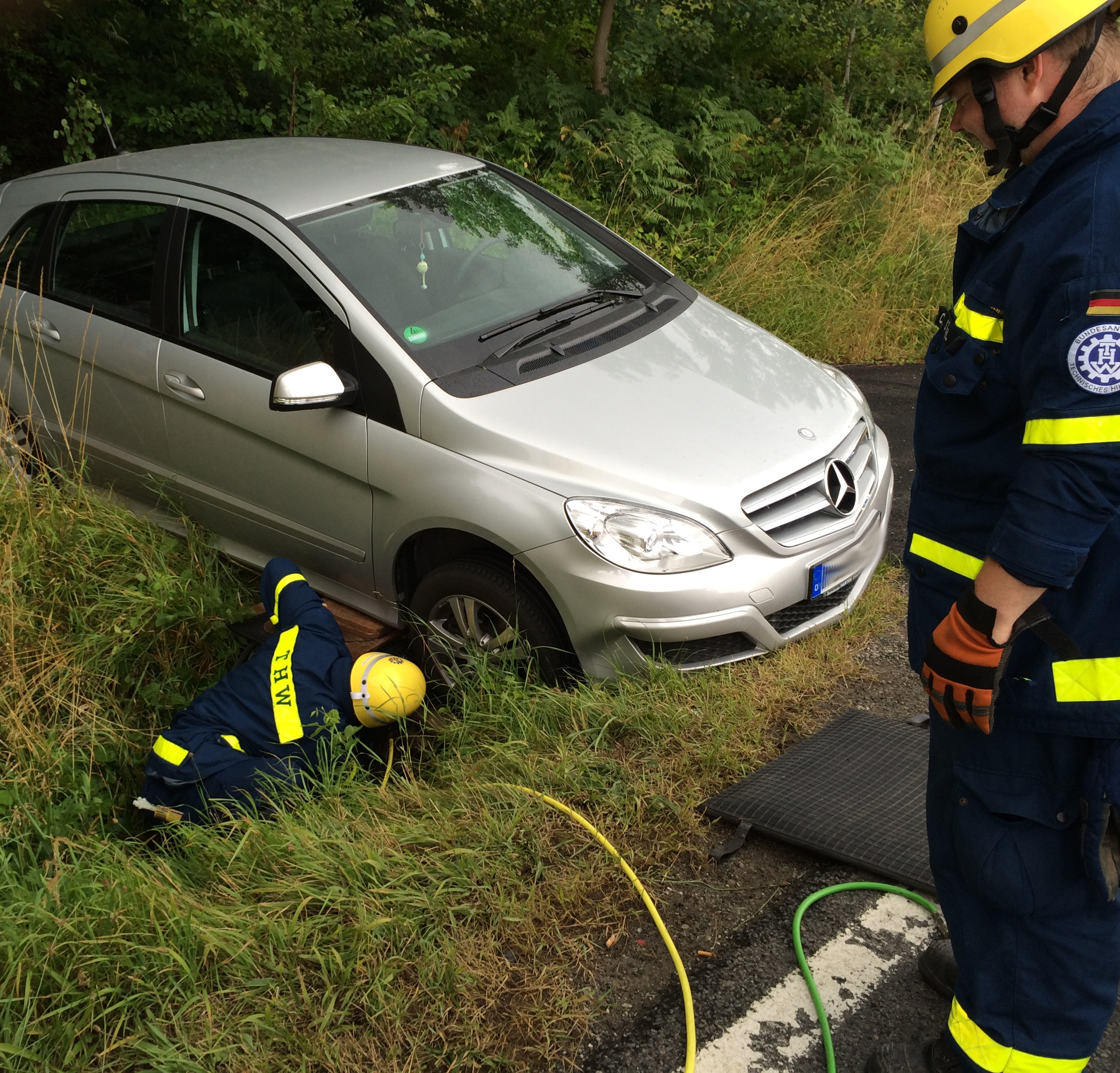 Festgefahren PKW aus misslicher Lage befreit