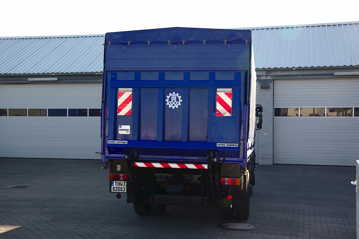 LKW mit Ladebordwand