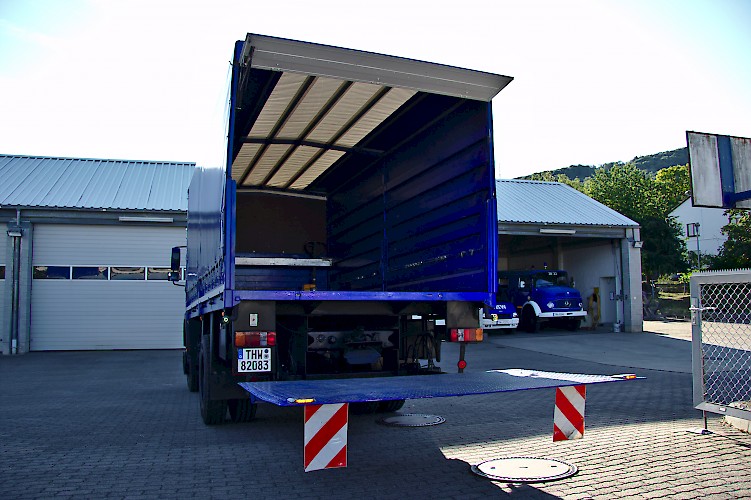 LKW mit Ladebordwand (außer Dienst)