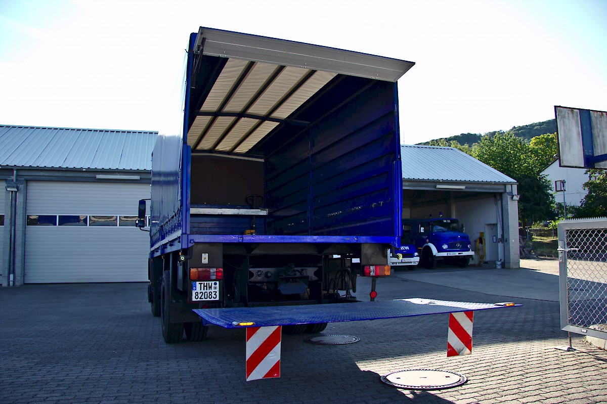 LKW mit Ladebordwand