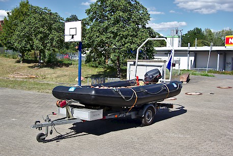 Das Schlauchboot auf dem Trailer.