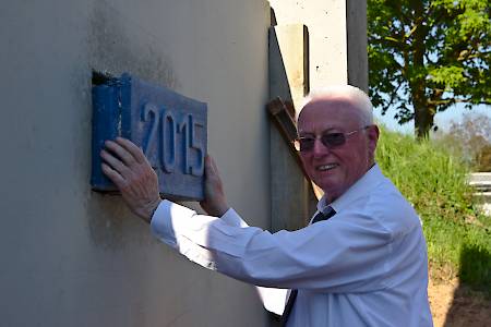 Ingbert beim Einschieben des Grundsteines