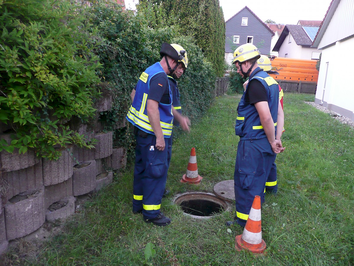 Verstopfter Kanal: THW Lohr leitet Abwasser mit Hannibal-Pumpe um