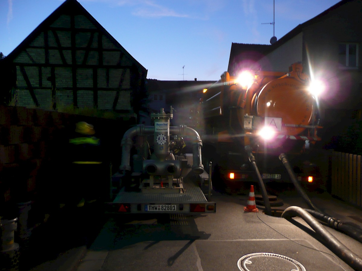 Verstopfter Kanal: THW Lohr leitet Abwasser mit Hannibal-Pumpe um