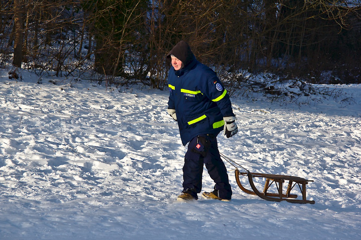 Jugendgruppe fährt Schlitten im Spessart-Wald