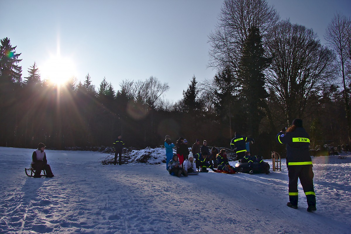 Jugendgruppe fährt Schlitten im Spessart-Wald