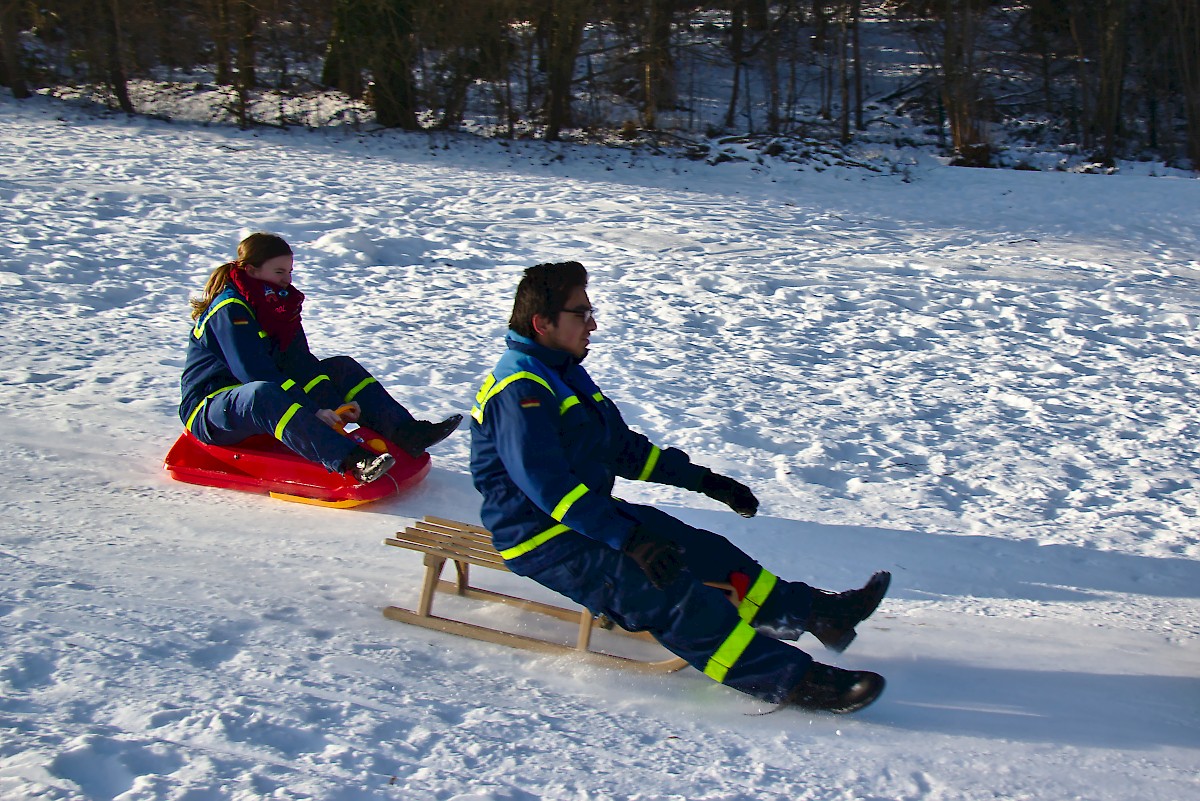 Jugendgruppe fährt Schlitten im Spessart-Wald