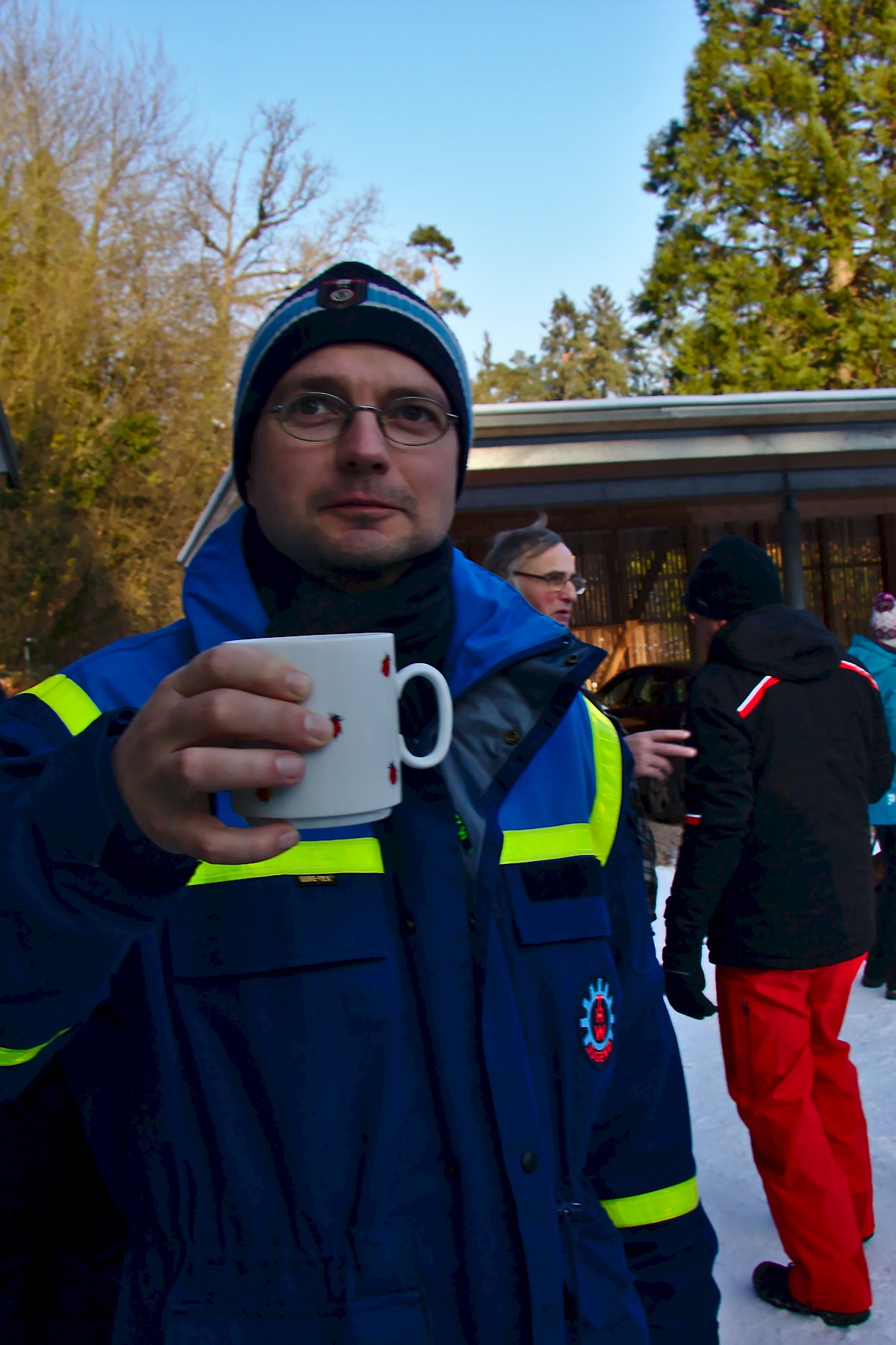 Jugendgruppe fährt Schlitten im Spessart-Wald