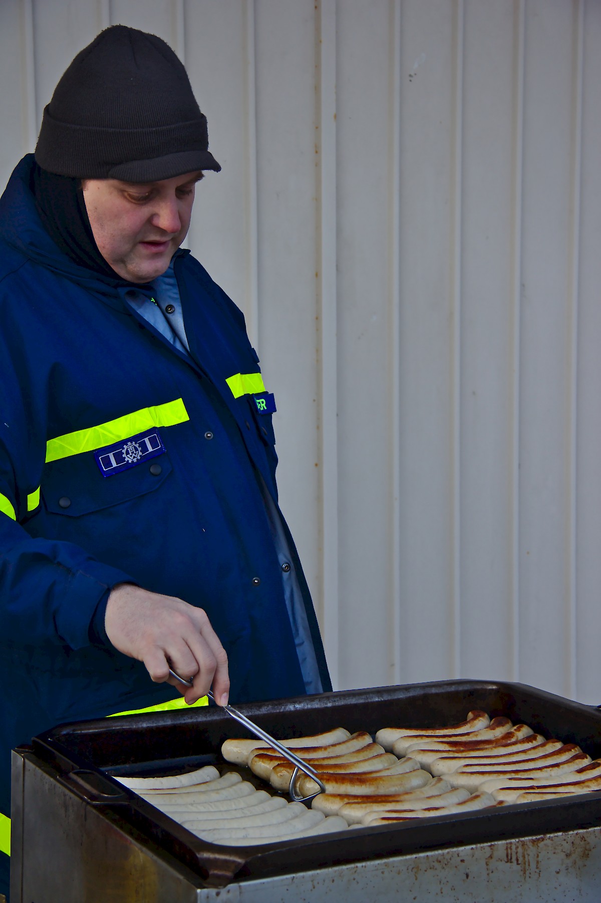 Jugendgruppe fährt Schlitten im Spessart-Wald