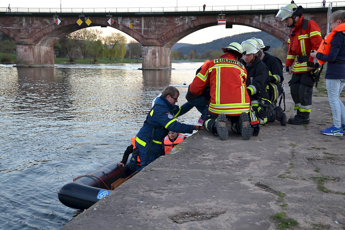 Party auf dem Maintalbummler - Einsatzübung der Lohrer Blaulichtorganisationen