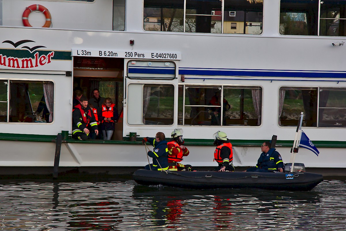 Party auf dem Maintalbummler - Einsatzübung der Lohrer Blaulichtorganisationen