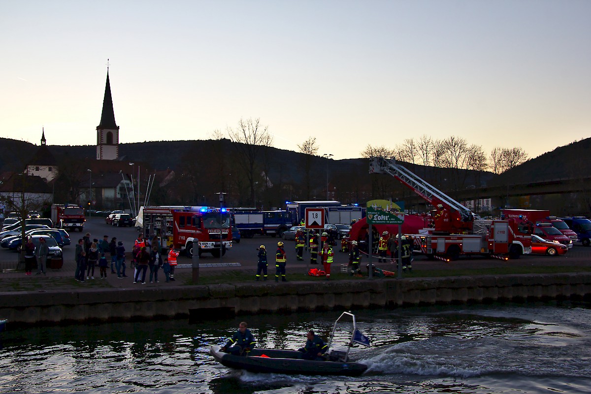 Party auf dem Maintalbummler - Einsatzübung der Lohrer Blaulichtorganisationen