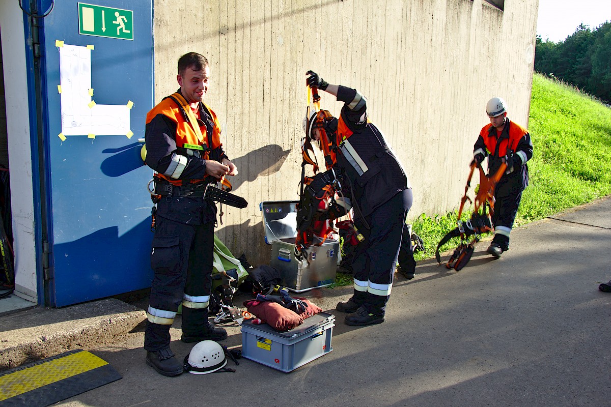 Gemeinschaftsübung von THW Lohr und Feuerwehr am Oberbecken