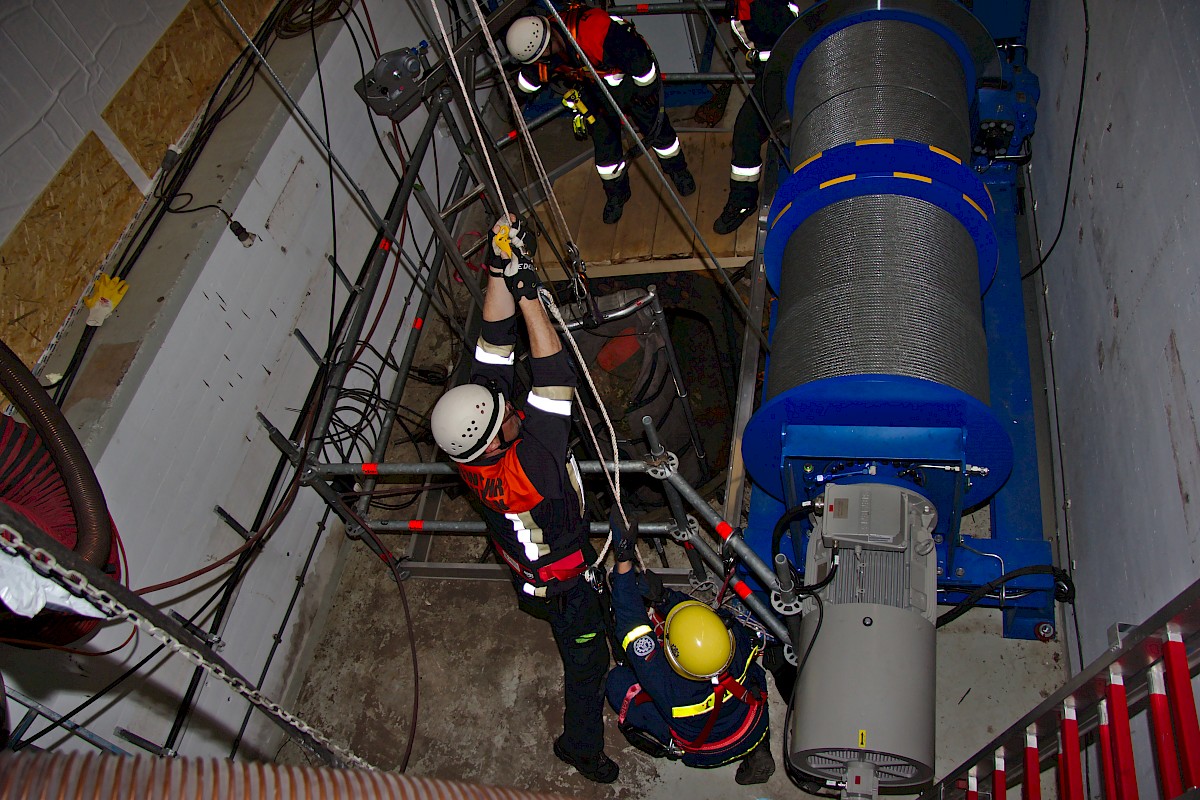 Gemeinschaftsübung von THW Lohr und Feuerwehr am Oberbecken