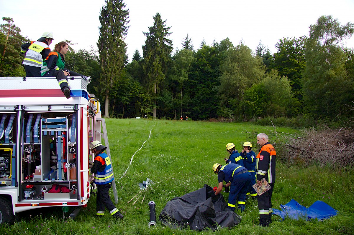 Waldbrand-Übung mit der Feuerwehr