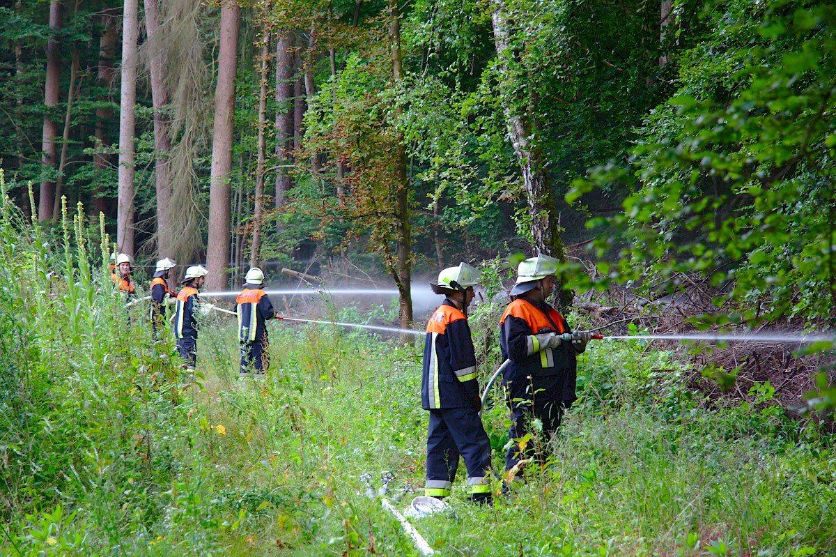 Waldbrand-Übung mit der Feuerwehr