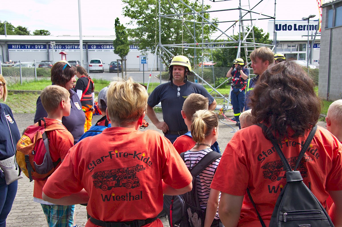 Voller Hof beim THW Lohr: Mehrere Ausbildungen und Gästegruppen beschäftigen den Ortsverband Lohr am ersten August-Samstag