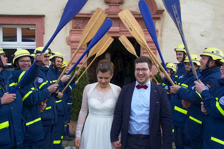 Herzlichen Glückwunsch! THW Lohr begleitet gleich zwei Helfer-Hochzeiten an einem Tag