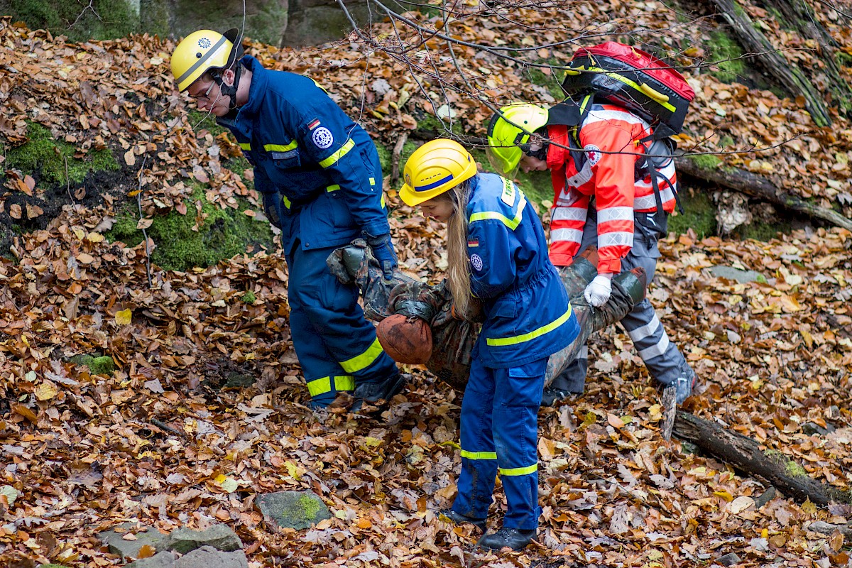 Fünf Waldarbeiter stürzen unwegsamen Abhang hinab - Herbstübung mit BRK und Bergwacht