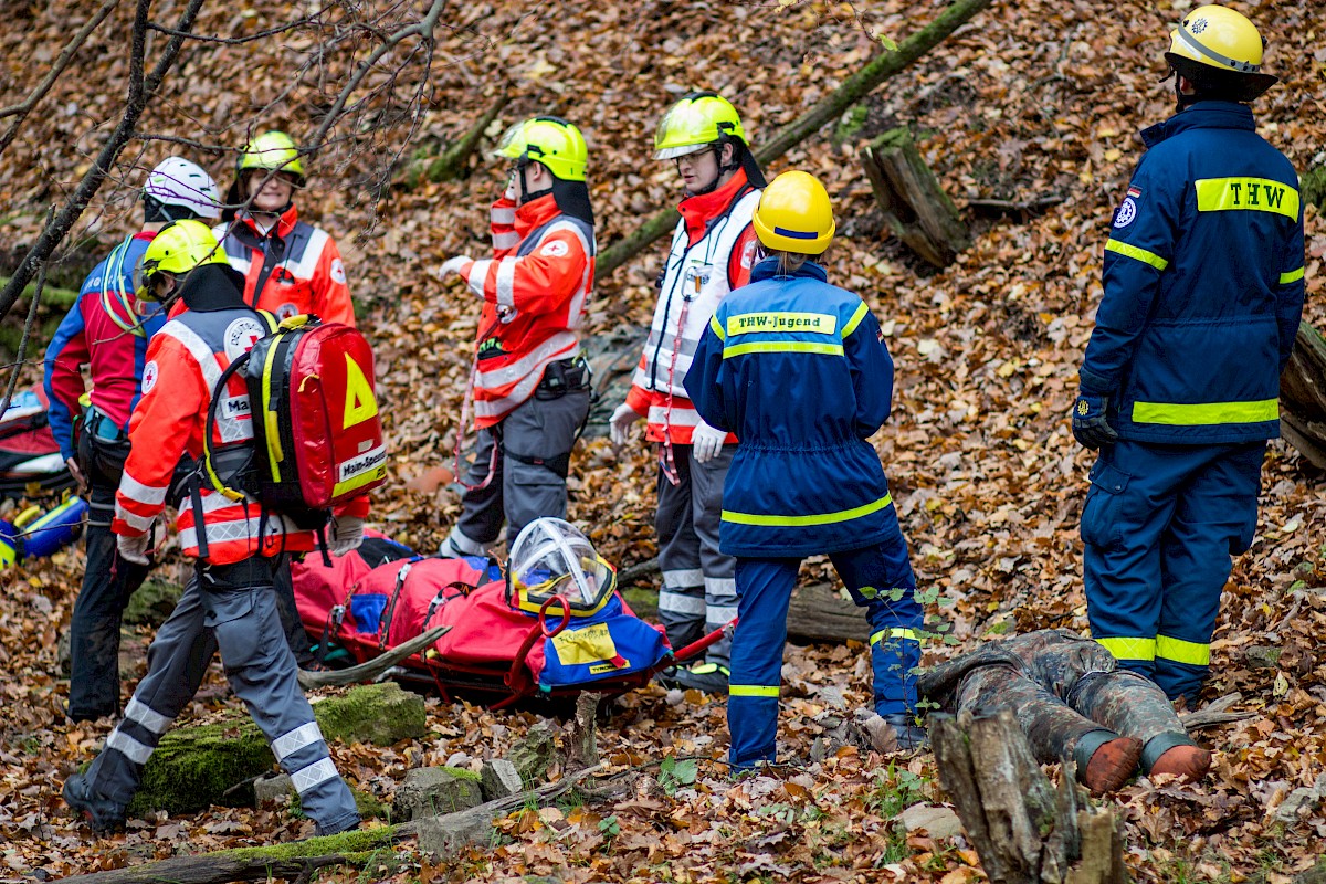 Fünf Waldarbeiter stürzen unwegsamen Abhang hinab - Herbstübung mit BRK und Bergwacht