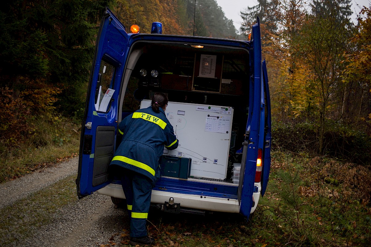 Fünf Waldarbeiter stürzen unwegsamen Abhang hinab - Herbstübung mit BRK und Bergwacht