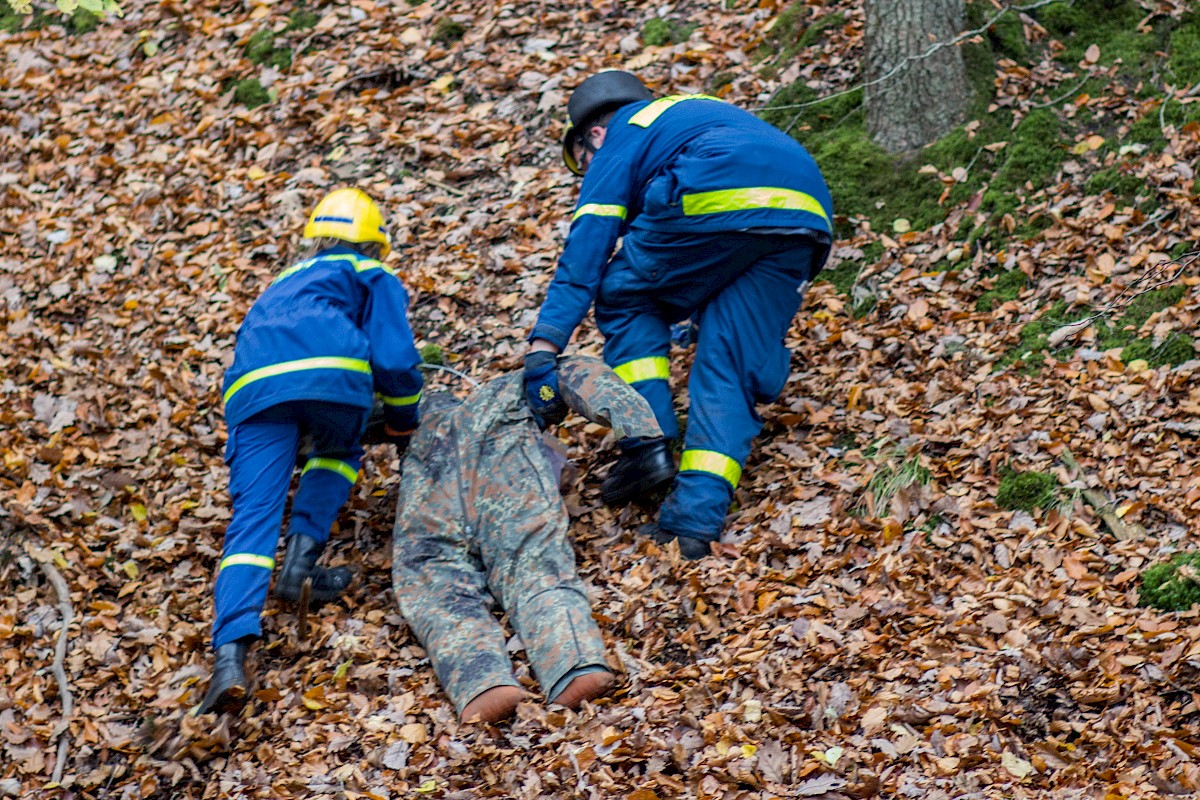 Fünf Waldarbeiter stürzen unwegsamen Abhang hinab - Herbstübung mit BRK und Bergwacht