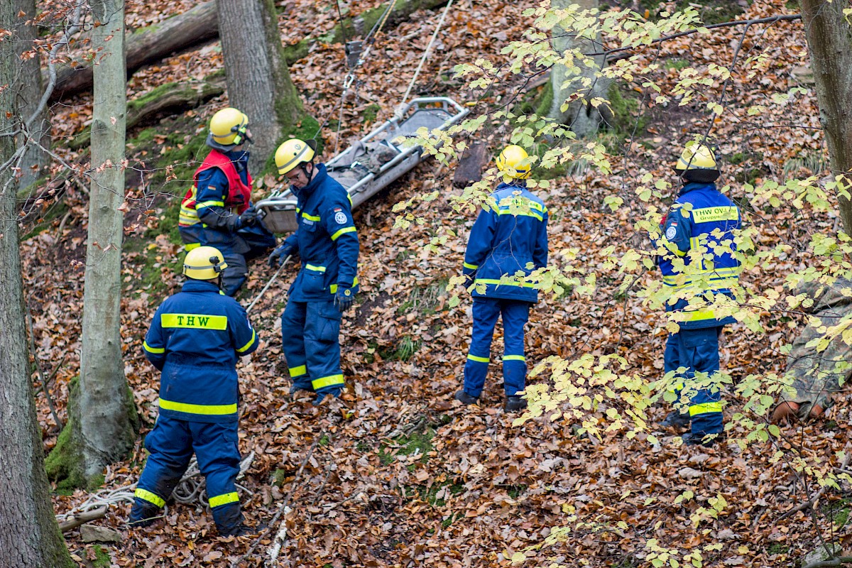 Fünf Waldarbeiter stürzen unwegsamen Abhang hinab - Herbstübung mit BRK und Bergwacht