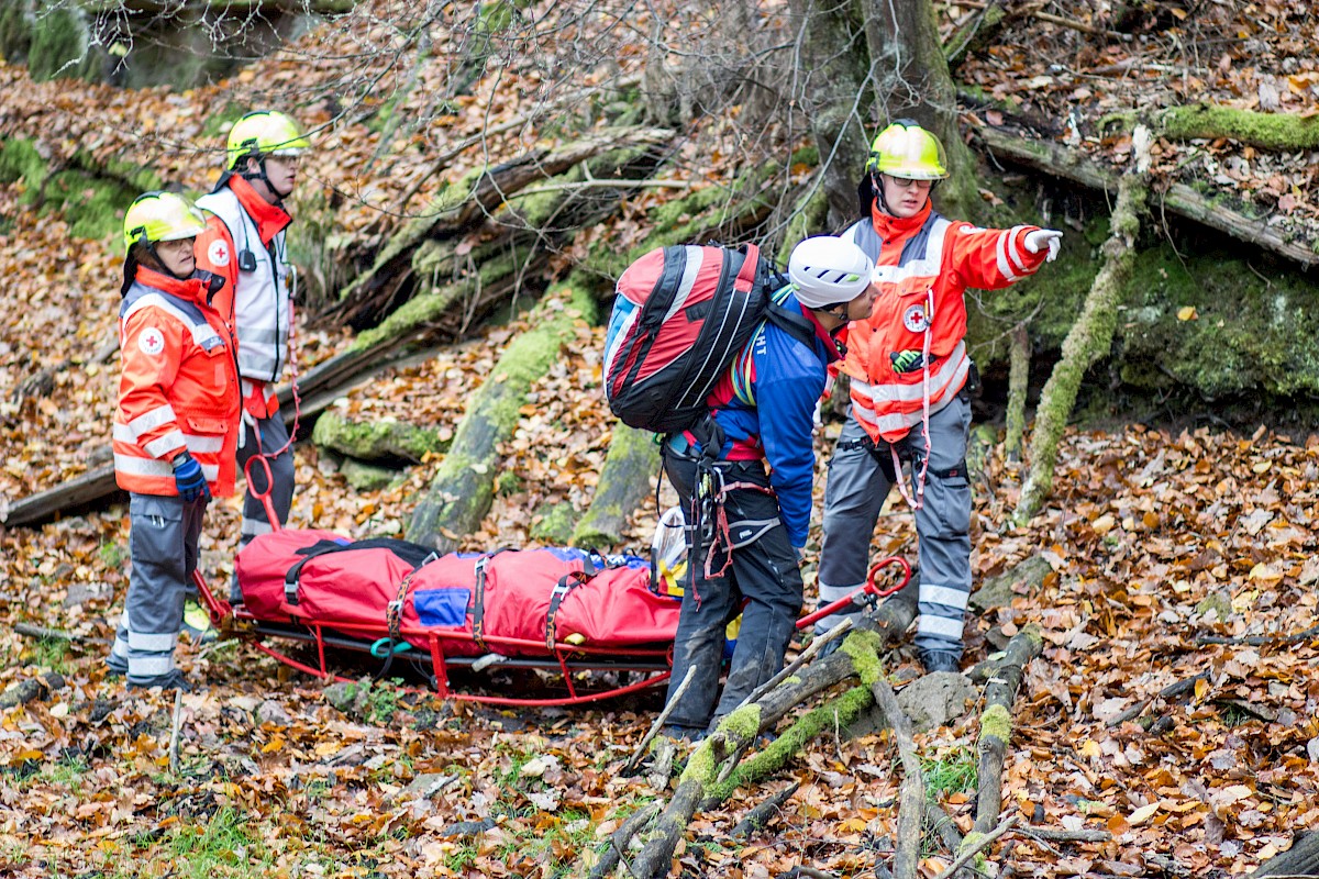 Fünf Waldarbeiter stürzen unwegsamen Abhang hinab - Herbstübung mit BRK und Bergwacht