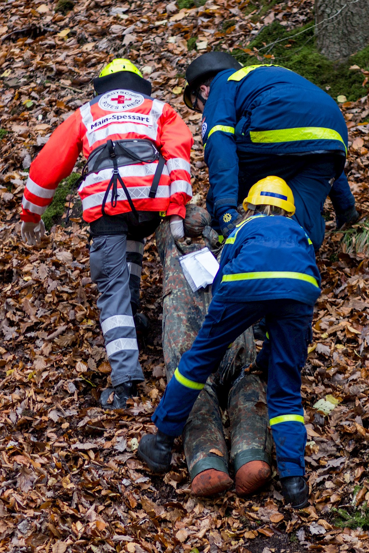 Fünf Waldarbeiter stürzen unwegsamen Abhang hinab - Herbstübung mit BRK und Bergwacht