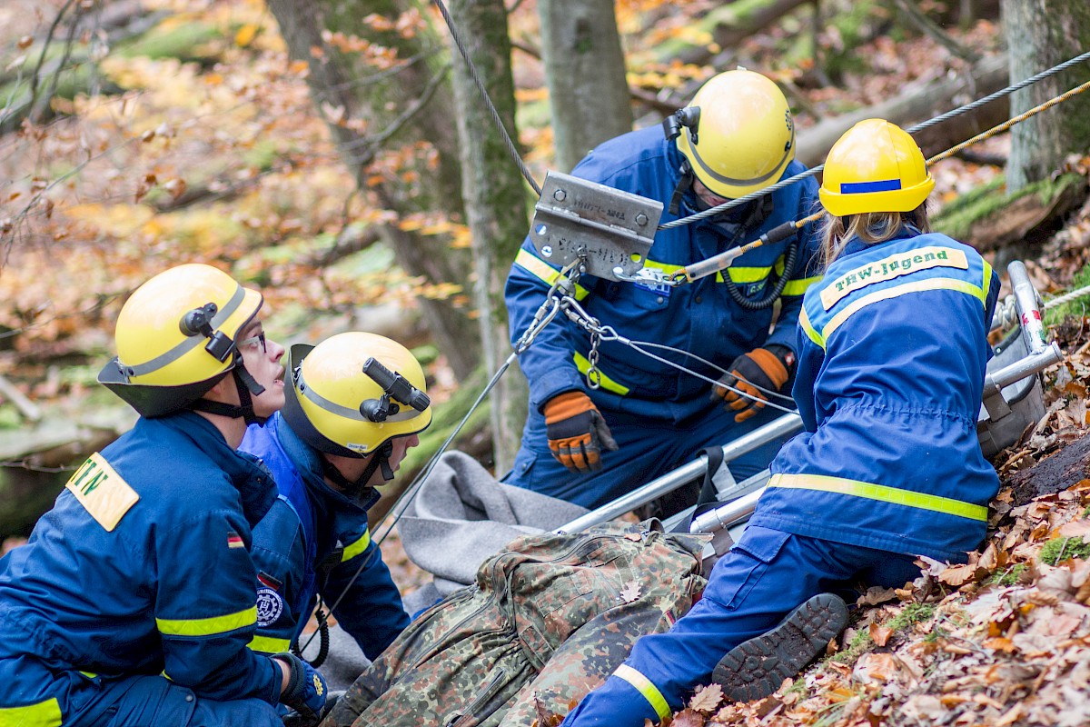 Fünf Waldarbeiter stürzen unwegsamen Abhang hinab - Herbstübung mit BRK und Bergwacht