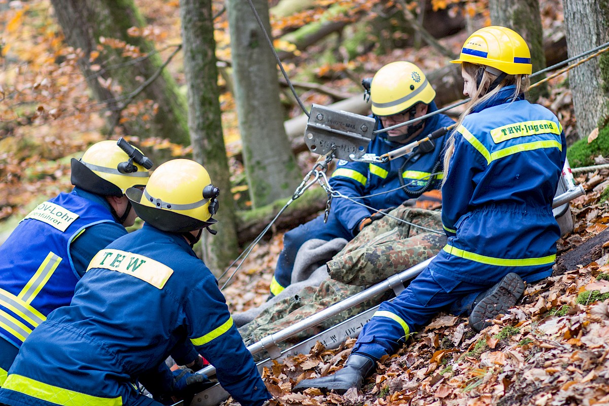 Fünf Waldarbeiter stürzen unwegsamen Abhang hinab - Herbstübung mit BRK und Bergwacht