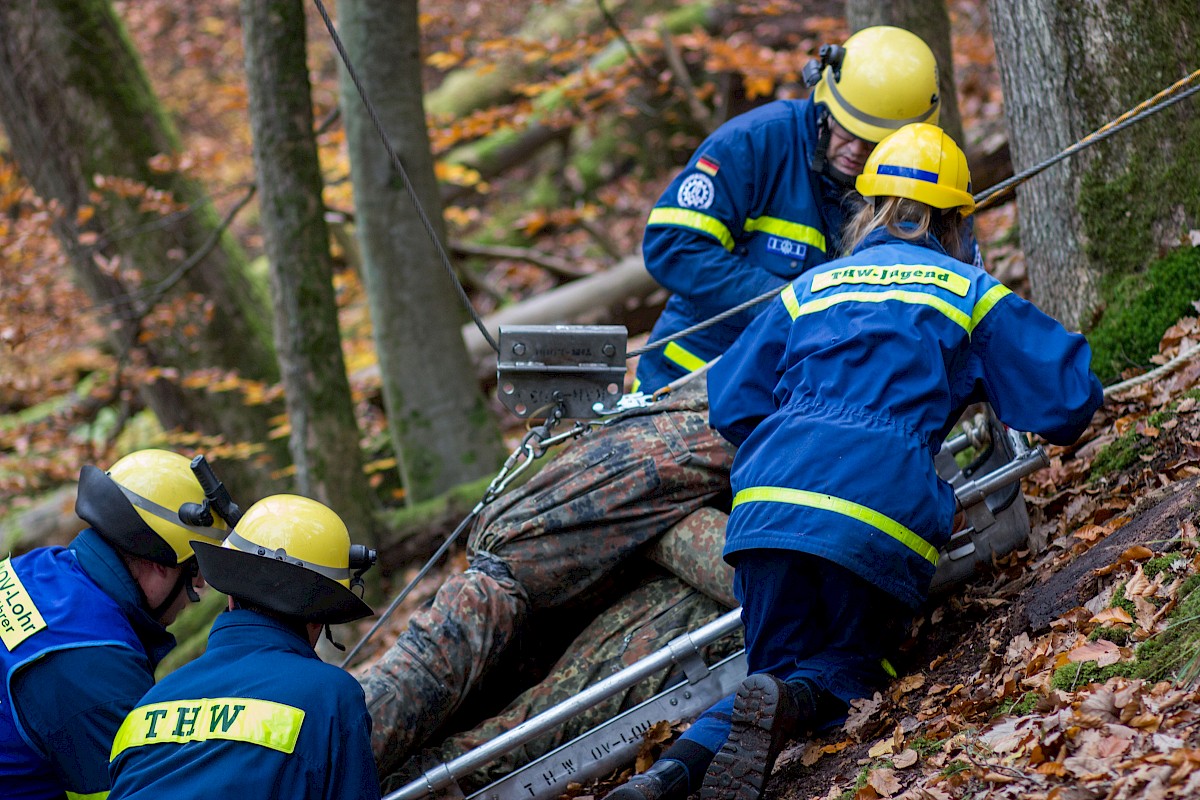 Fünf Waldarbeiter stürzen unwegsamen Abhang hinab - Herbstübung mit BRK und Bergwacht