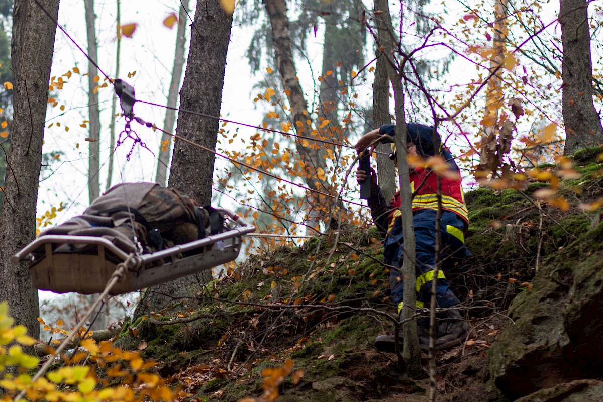 Fünf Waldarbeiter stürzen unwegsamen Abhang hinab - Herbstübung mit BRK und Bergwacht