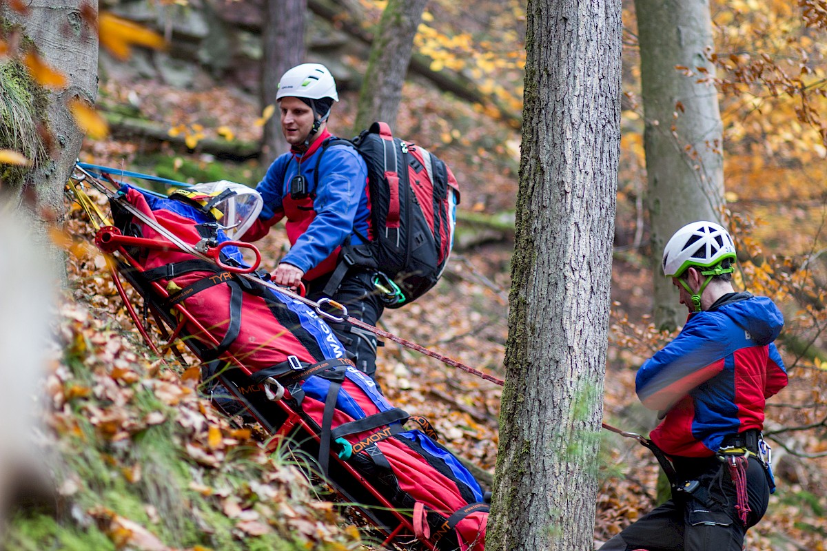 Fünf Waldarbeiter stürzen unwegsamen Abhang hinab - Herbstübung mit BRK und Bergwacht