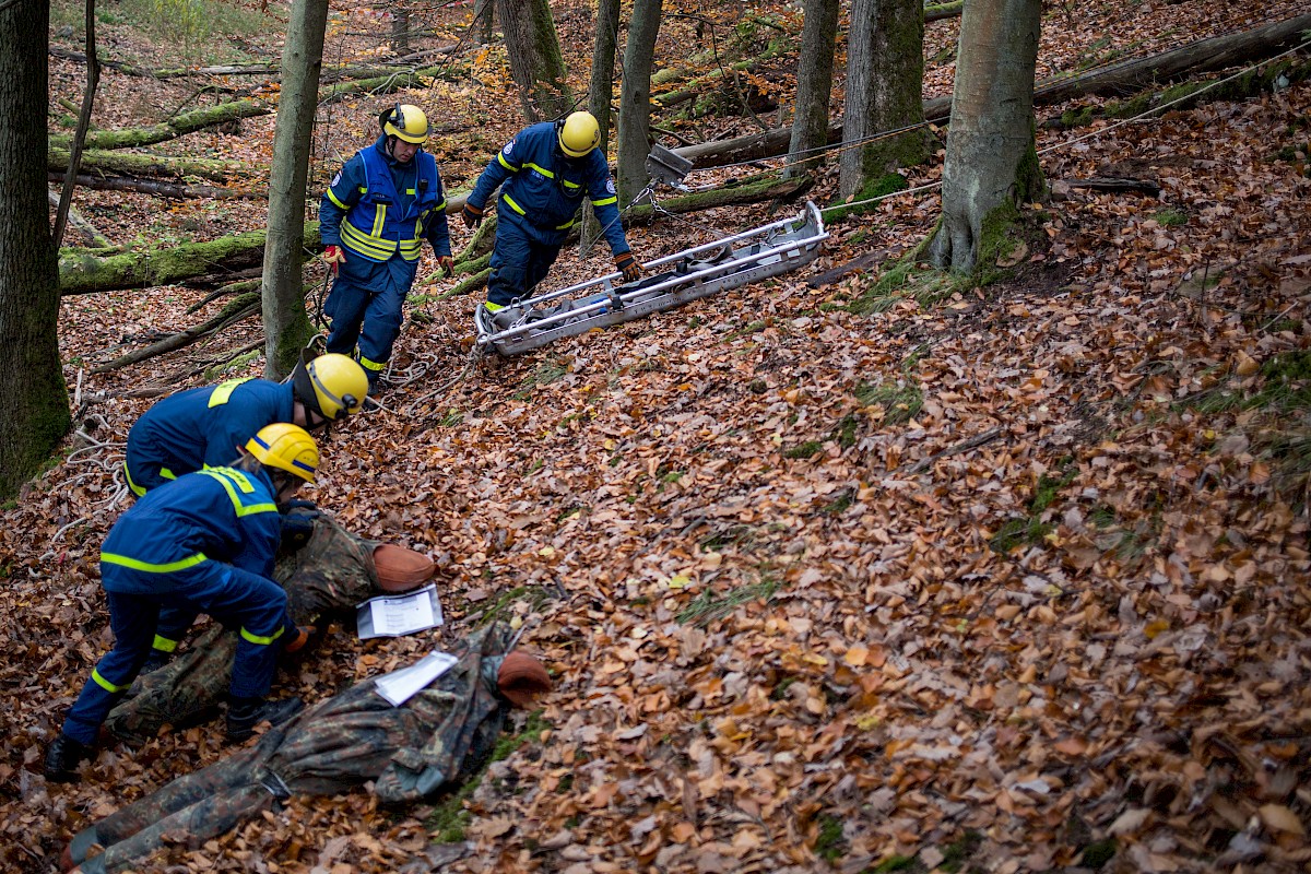 Fünf Waldarbeiter stürzen unwegsamen Abhang hinab - Herbstübung mit BRK und Bergwacht