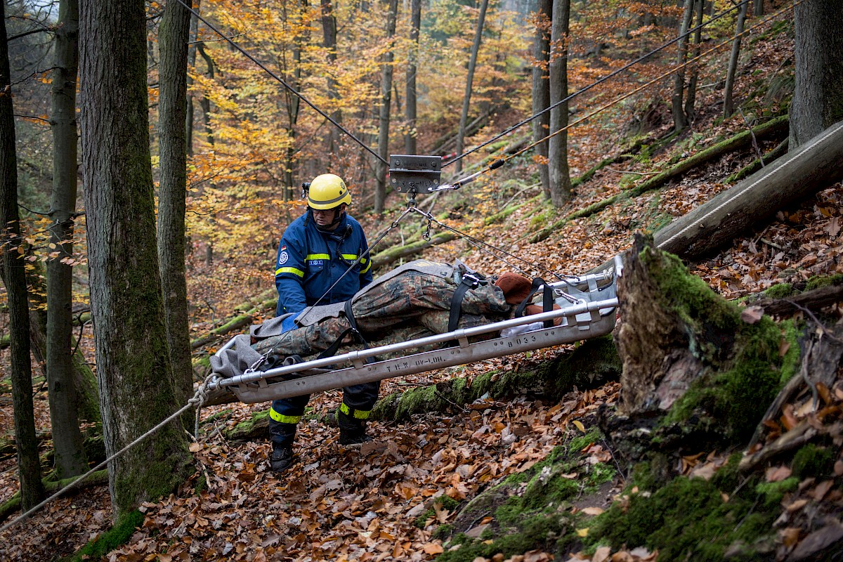 Fünf Waldarbeiter stürzen unwegsamen Abhang hinab - Herbstübung mit BRK und Bergwacht