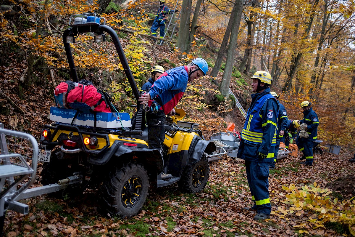 Fünf Waldarbeiter stürzen unwegsamen Abhang hinab - Herbstübung mit BRK und Bergwacht