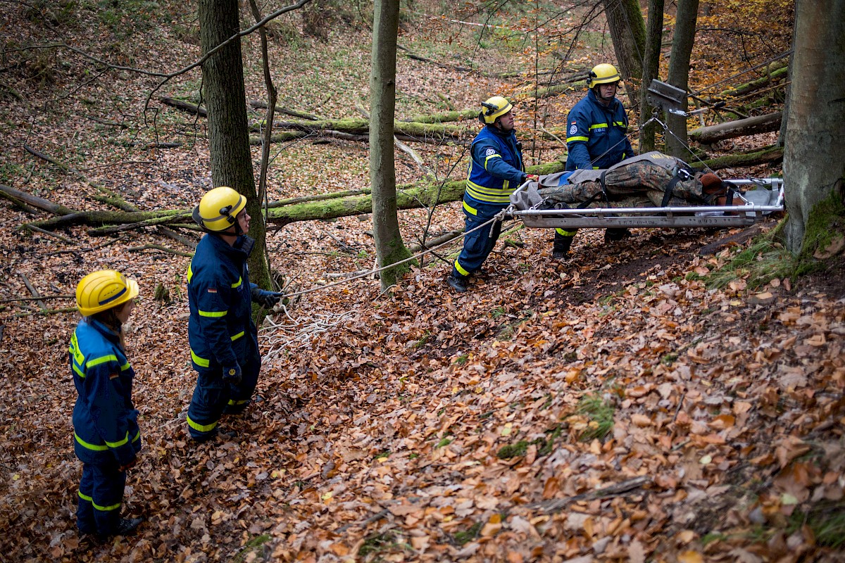 Fünf Waldarbeiter stürzen unwegsamen Abhang hinab - Herbstübung mit BRK und Bergwacht