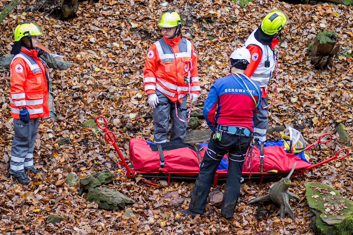 Fünf Waldarbeiter stürzen unwegsamen Abhang hinab - Herbstübung mit BRK und Bergwacht