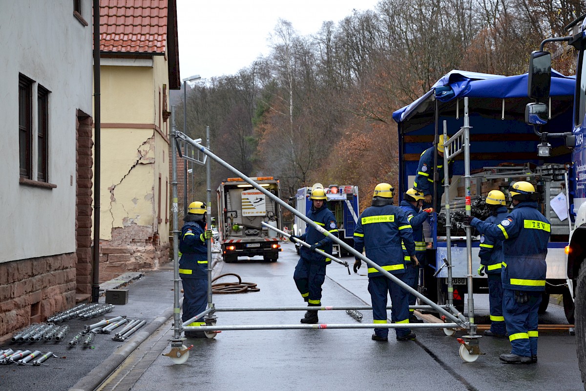 Einsatz des THW OV Lohr -  Abstützen eines Hauses in Obersinn/Unterfranken