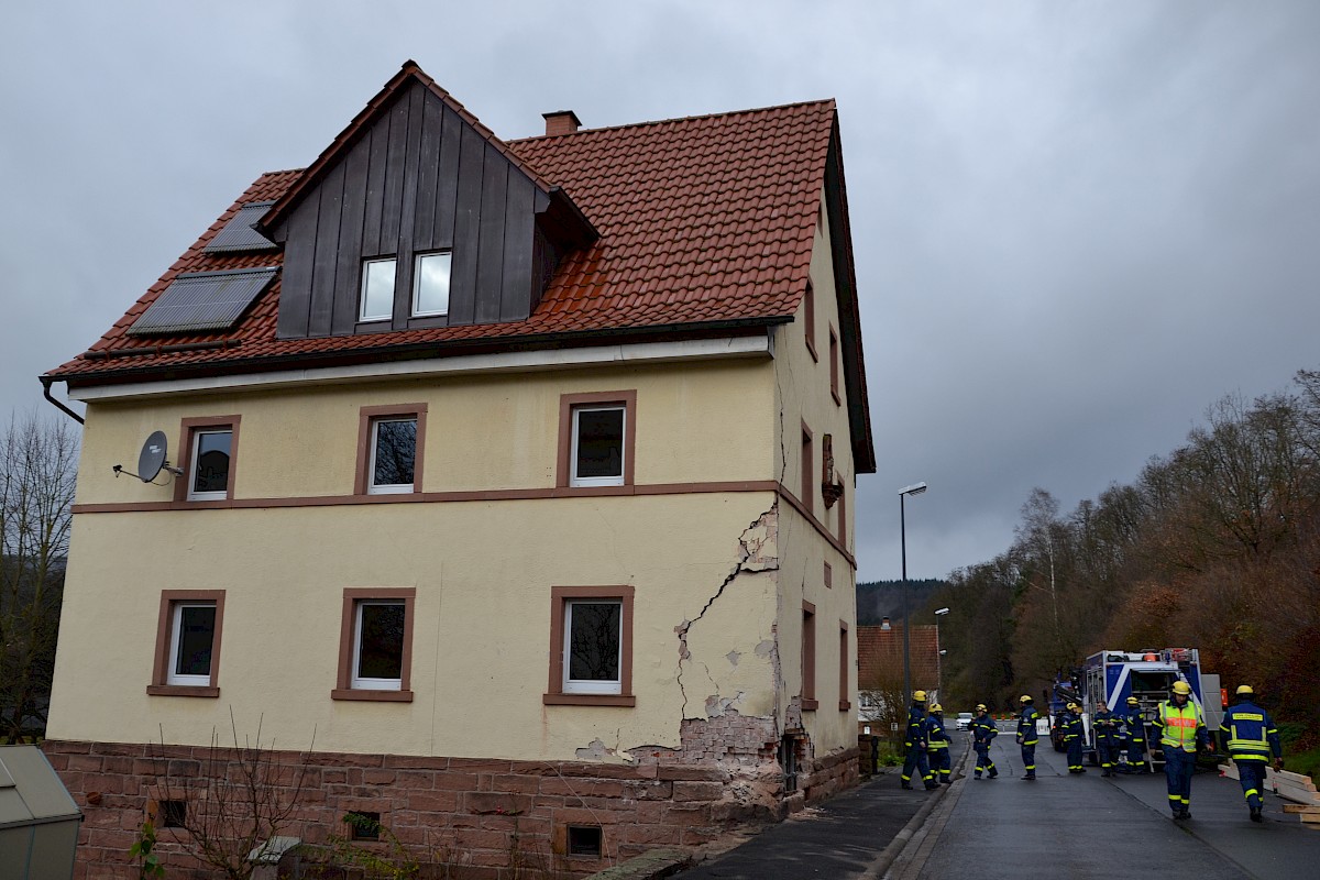 Einsatz des THW OV Lohr -  Abstützen eines Hauses in Obersinn/Unterfranken