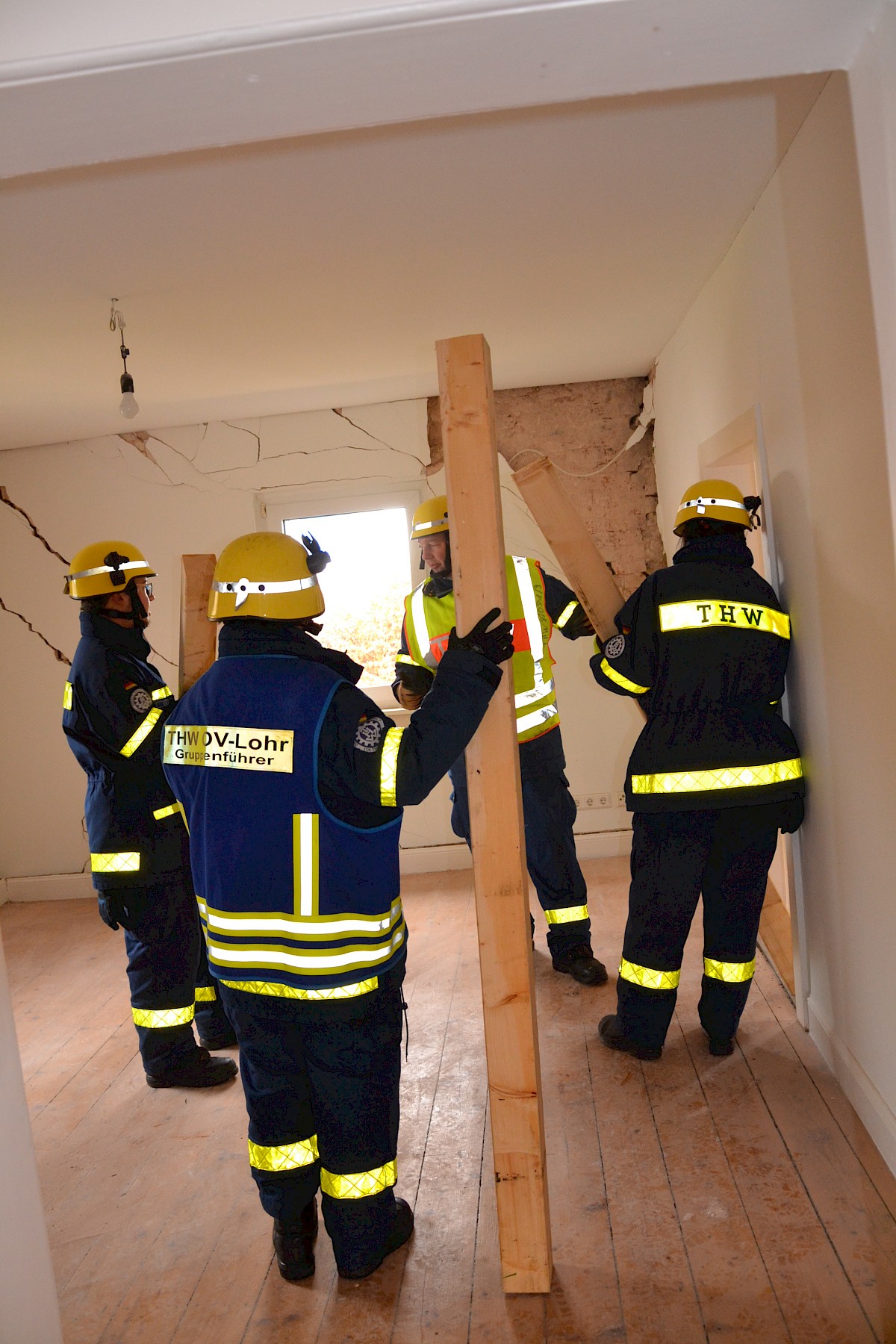 Einsatz des THW OV Lohr -  Abstützen eines Hauses in Obersinn/Unterfranken