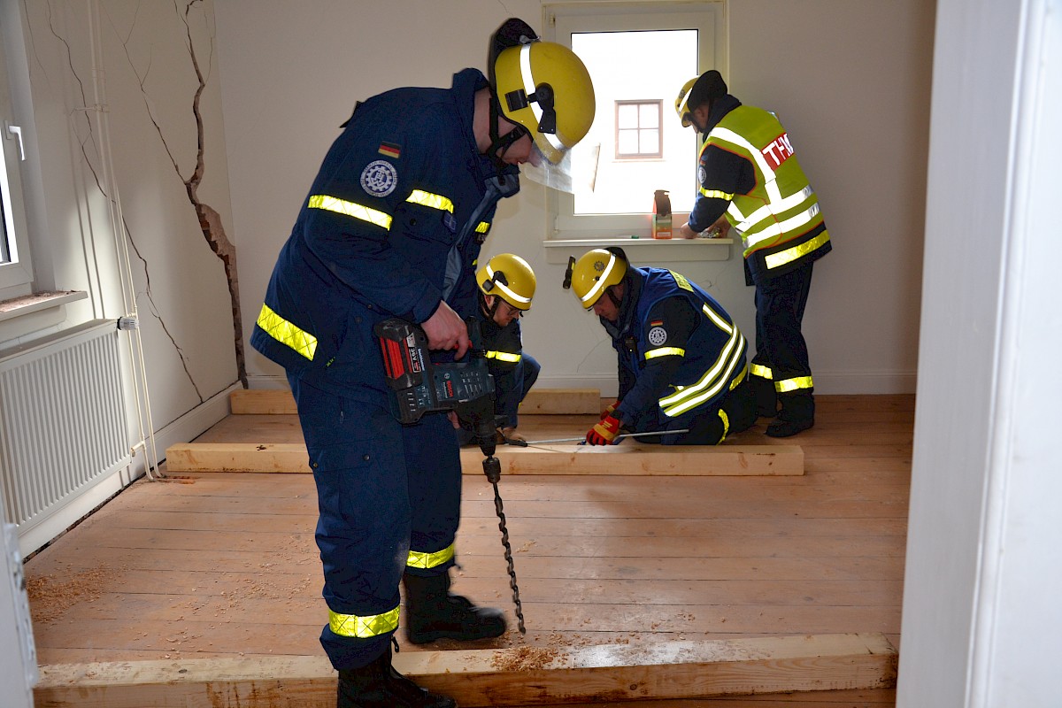 Einsatz des THW OV Lohr -  Abstützen eines Hauses in Obersinn/Unterfranken