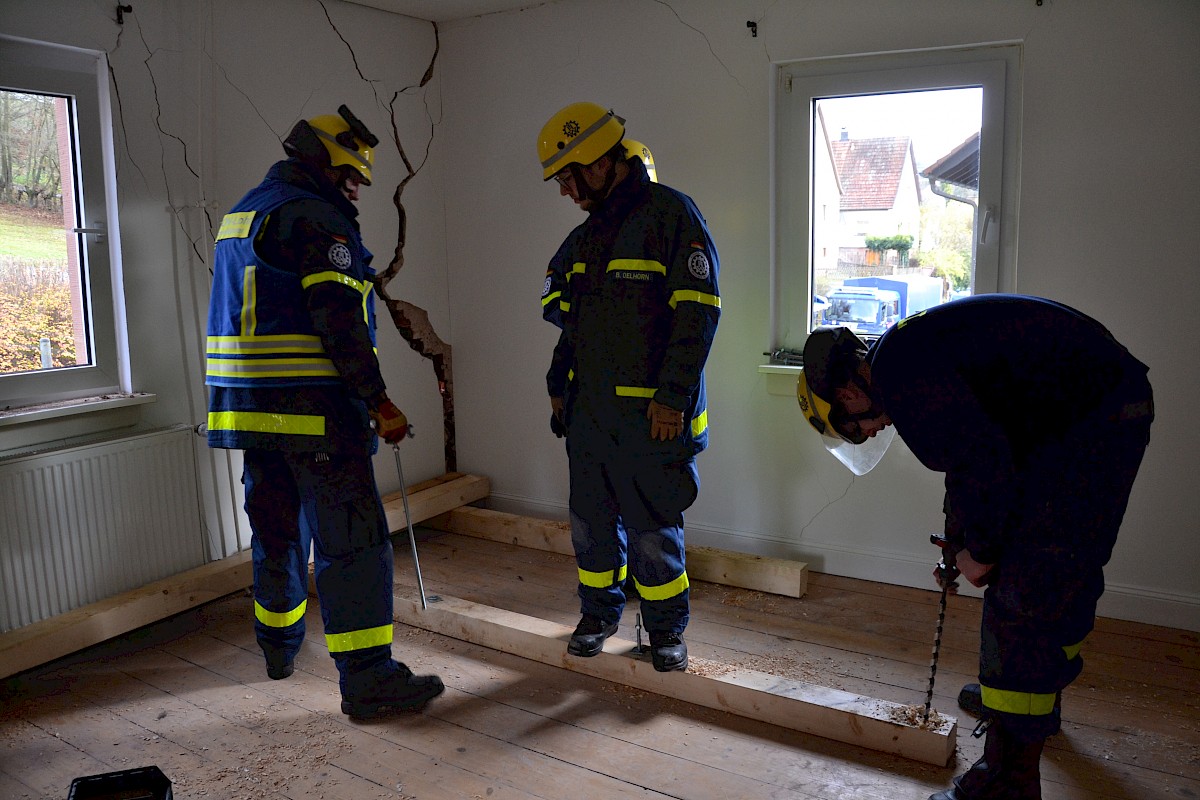 Einsatz des THW OV Lohr -  Abstützen eines Hauses in Obersinn/Unterfranken