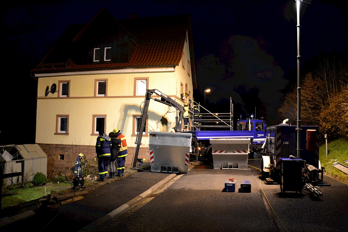 Einsatz des THW OV Lohr -  Abstützen eines Hauses in Obersinn/Unterfranken