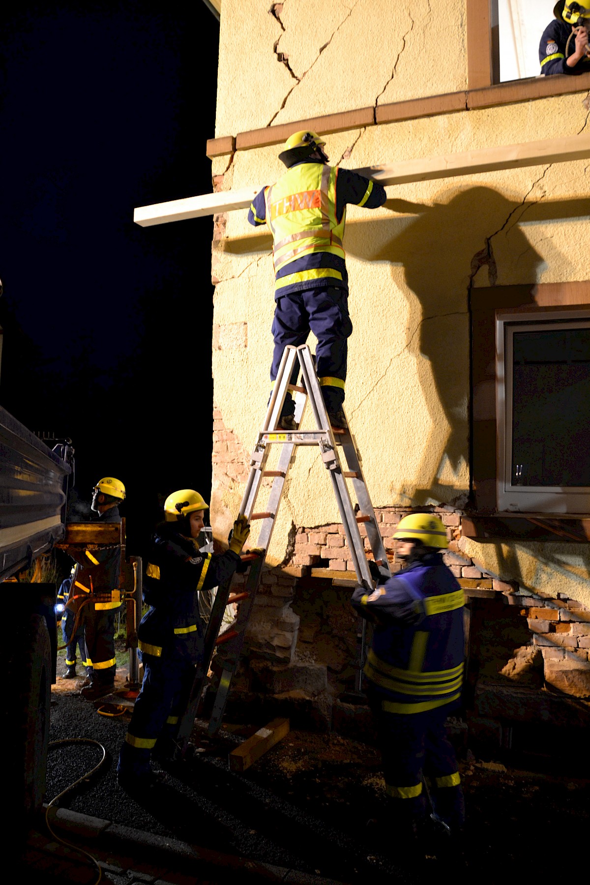 Einsatz des THW OV Lohr -  Abstützen eines Hauses in Obersinn/Unterfranken