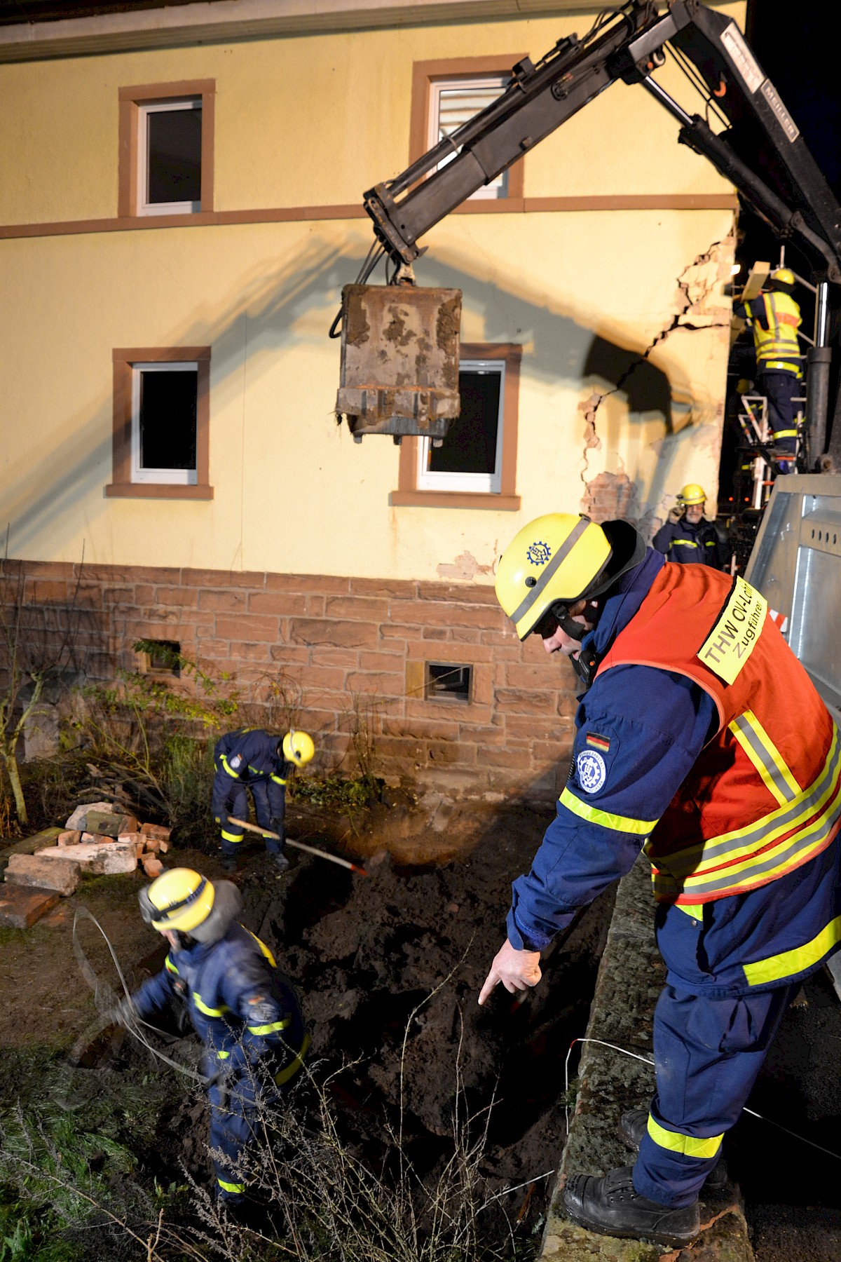 Einsatz des THW OV Lohr -  Abstützen eines Hauses in Obersinn/Unterfranken