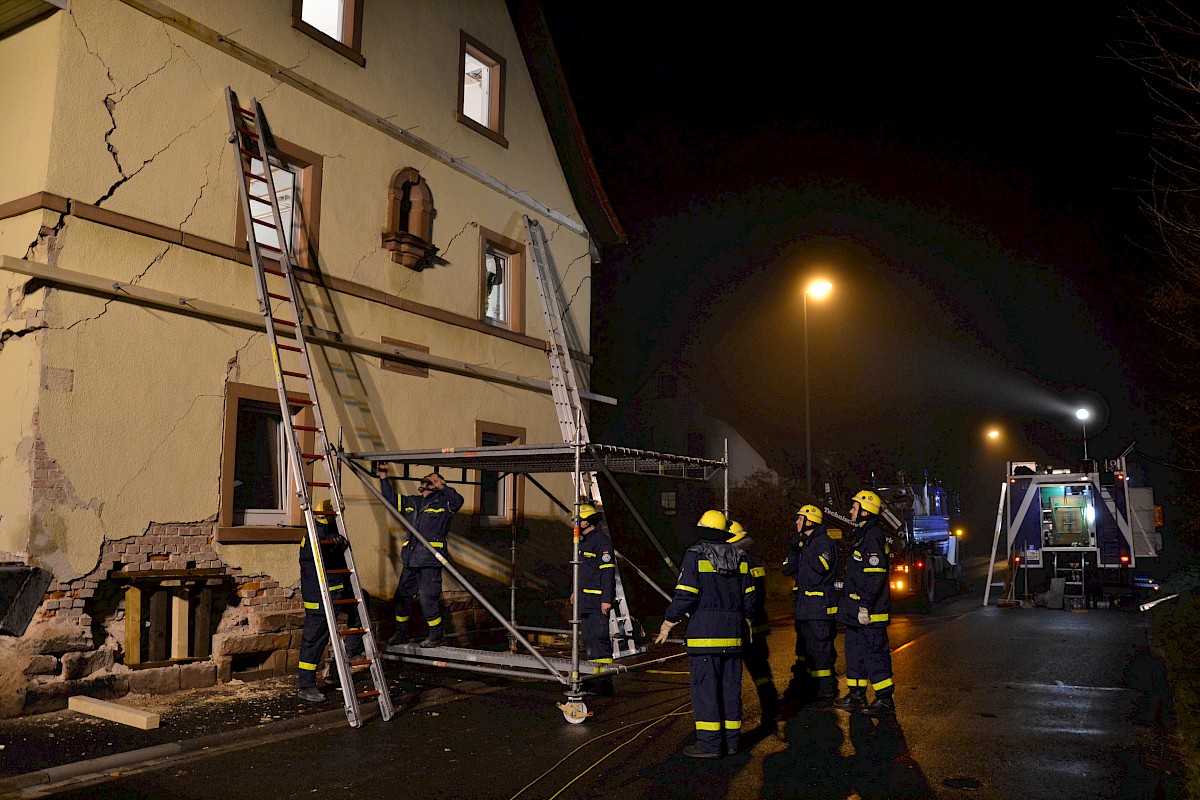 Einsatz des THW OV Lohr -  Abstützen eines Hauses in Obersinn/Unterfranken