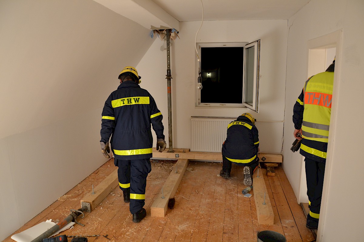 Einsatz des THW OV Lohr -  Abstützen eines Hauses in Obersinn/Unterfranken