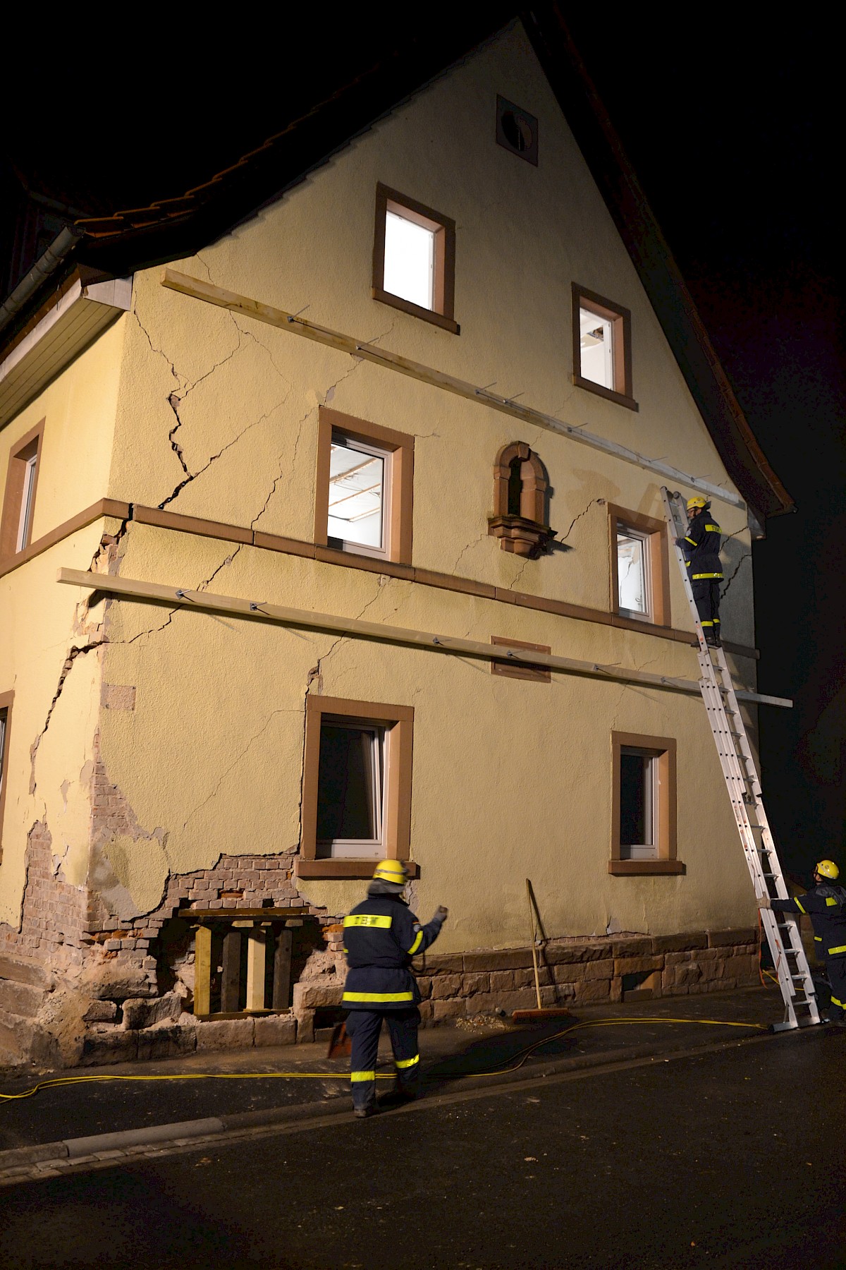 Einsatz des THW OV Lohr -  Abstützen eines Hauses in Obersinn/Unterfranken